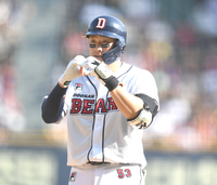 [포토] 7회 안타 양석환 '깜찍한 세리머니'