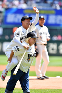 [포토]시구나선 홍윤화, 남편 김민기 업고 퇴장