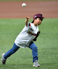 [포토]‘엄마, 강속구 조심요!’ 시구하는 정서준 군