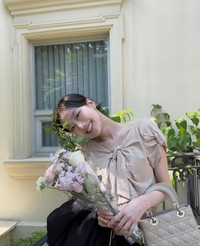 ‘괴롭힘 의혹’ 이나은, 꽃과 함께 셀카 공개... 복귀하나?