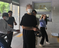 유아인 지인, 작가 A씨 경찰 출석 복장 논란…“에어팟 맥스와 전자담배 처음봤다”