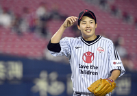 [포토]승리 투수 요건에 미소 짓는 LG 임찬규