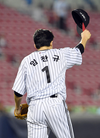 [포토]오지환의 호수비에 모자를 벗어 인사하는 임찬규