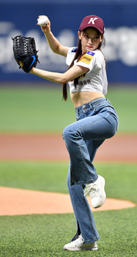 [포토]‘늘씬 몸매 뽐내며’ 시구하는 케플러(Kep1er) 샤오팅