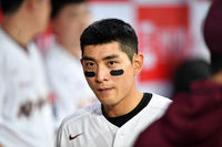 [포토]3연패 막고싶은 이정후, 5연승 도전 두산의 기세가 무시무시하