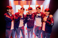 ‘제우스’ 각→한타→끝내기 ‘에이스’ T1, JDG에 2세트 승리 승부는 원점[SS런던in]