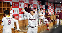 [포토]동료들 무관심 세리머니를 대하는 베테랑의 자세