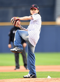 [포토]잠실구장 시구하는 래퍼 원슈타인