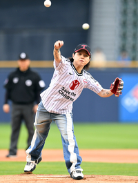 [포토]힘차게 시구하는 래퍼 원슈타인