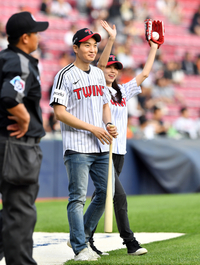 [포토]판사 남편과 야구장 나들이 김초롱 아나운서