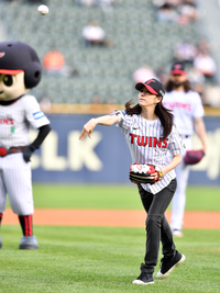[포토]‘부부의 날’ 시구하는 김초롱 아나운서
