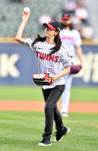 [포토]시구하는 김초롱 아나운서