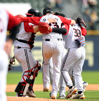 [포토] 승리 세리머니 하는 LG 선수들