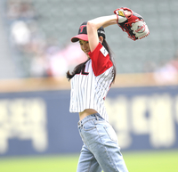 [포토] 시구하는 임지연 '명품복근 과시하는 연진이'