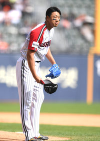 [포토] 채은성 사구에 사과하는 정우영