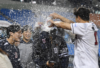 [포토]두산 장원준, 5년 만의 승리에 동료들의 물세례