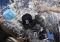 [포토]5년만의 승리로 통산 130승 장원준, 동료들의 화끈한 축하