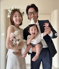 신다은♥임성빈, 붕어빵 子+반려견과 결혼 7주년 셀프 웨딩 촬영 “살아줘서 고맙다 내 남편아”