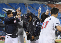 [포토]후배들의 물세례 축하를 받는 장원준