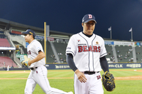 [포토]5년 만의 승리 투수 요건 갖추고 내려가는 두산 장원준