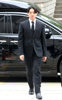 [포토]무거운 발걸음 옮기는 유아인