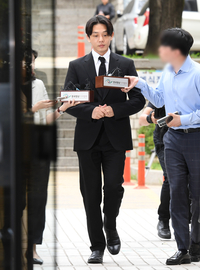 [포토]유아인, 두 손 모으고....