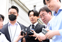 [포토]유아인, 혐의 인정하며 호송차로...