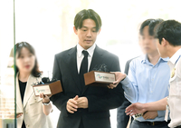 [포토]유아인, 취재진의 질문 받으며...