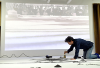 [포토] 작품 시연하는 김종구 작가 '쇳가루를 먹처럼 자유자재로'