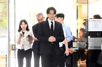 [포토]법원 출석하는 유아인