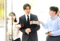 [포토]취재진의 질문에 답하는 유아인