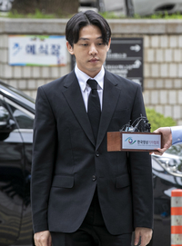 [포토]유아인, 법원으로...