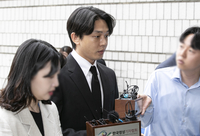 [포토]유아인, 구속 여부를 가리기 위해...