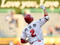 [포토]‘주먹불끈 세리머니’ 만루홈런 박성한