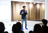 [포토] 김종구 작가 '탱크를 갈아서 쇳가구로 풍경화를 그릴 것'