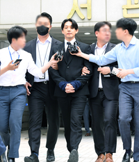 [포토]유아인, 수갑 차고...