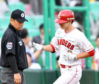 [포토]‘3루 김민재 코치에게는 미니하트 선물’