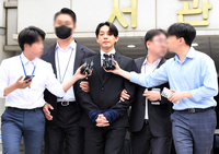 [포토]호송차로 향하는 유아인