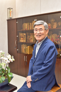 [CEO에게 듣는다] 경동제약 류덕희 명예회장 “남에게 베풀면 내가 행복합니다!”