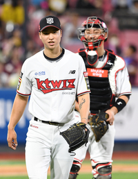 [포토]KT 엄상백, 6이닝 무실점 승리 투수 요건