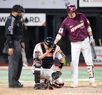 [포토]KT 포수 장성우, 얼굴이 얼얼해...