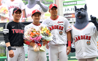 [포토]‘개인통산 100홈런’ 최주환 , 양팀 주장의 꽃다발 축하
