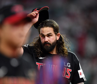 [포토]응원단을 향해 모자 벗어 인사‘ 6이닝 3실점 켈리