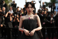 ‘K팝 프린세스’ 제니 이어 123캐럿 목걸이 건 에스파도 칸 레드카펫 밟아 [SS칸이슈]