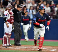 방망이 던진 유강남 ‘빅이닝+완벽 리드’ 견인, 롯데 투수교체 실수로 진땀 3연승[SS 고척in]