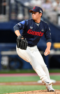 [포토]‘8회말은 내가 책임진다!’ 롯데 김진욱