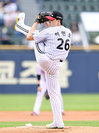 [포토]LG 이민호, 높은 킥으로!