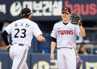 [포토]LG 이민호, 오스틴 고마워!