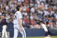 [포토]송구 실책에 아쉬워하는 LG 이민호