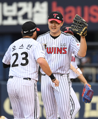 [포토]LG 이민호, 더블 플레이 만들어낸 오스틴과...